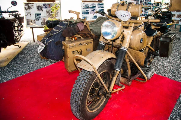 第二次世界大戦中にドイツ軍によって使用された本物のBmwバイクは イタリアのベラジオで展示会や集会で使用されます この機械はまだ作動中で 記章と付属品はそのままだった コモ湖のBellagioは毎年恒例のオートバイとスクーターラリーを開催しています — ストック写真