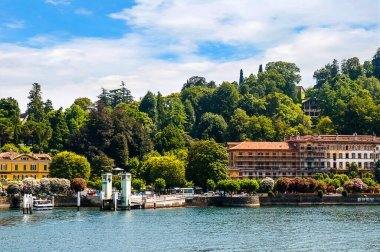 İtalya 'daki Como Gölü' nün kuzey ucu İtalya Alpleri üzerinden Lombardiya 'daki Tirano' ya doğru ilerliyor.