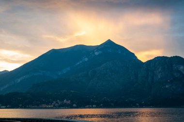 Como Gölü ve dağları en büyüleyici ve en güzel yerdir. Bankalar muhteşem otel ve villalarla doludur ve manzara nefes kesicidir. Gölün aşağısındaki manzara seni asla terk etmez ve hayatının geri kalanında senin bir parçan olurlar.