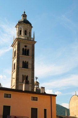 Tirano, Como Gölü yakınlarında bir kasabadır. Madonna di Tirano 'nun Sığınağı, 1500' lü yıllara dayanan ve heykellerle süslenmiş bir Roma Katolik kilisesidir..