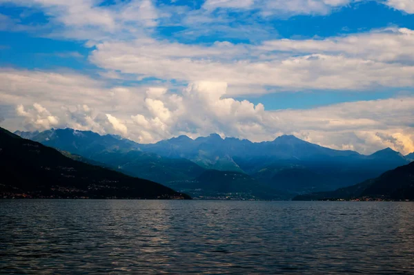 Jezero Como Jeho Hory Nejkouzelnější Nejkrásnější Místo Banky Jsou Lemovány — Stock fotografie