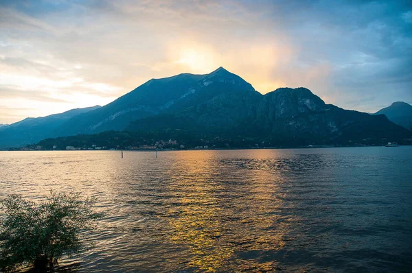 Lago Como Suas Montanhas Lugar Mais Mágico Bonito Margens Estão — Fotografia de Stock