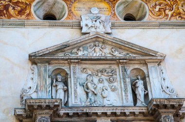 Tirano, Como Gölü yakınlarında bir kasabadır. Madonna di Tirano 'nun Sığınağı, 1500' lü yıllara dayanan ve heykellerle süslenmiş bir Roma Katolik kilisesidir..