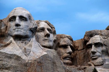 Rushmore Dağı Ulusal Anıtı, Güney Dakota, Keystone yakınlarında, George Washington, Thomas Jefferson, Theodore Roosevelt ve Abraham Lincoln 'ün granit yüzüne oyulmuş bir heykeldir.
