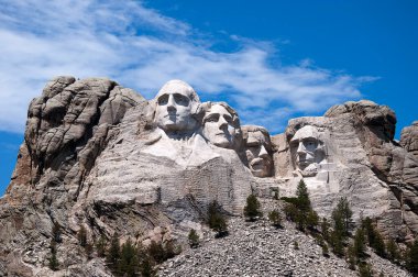Rushmore Dağı Ulusal Anıtı, Güney Dakota, Keystone yakınlarında, George Washington, Thomas Jefferson, Theodore Roosevelt ve Abraham Lincoln 'ün granit yüzüne oyulmuş bir heykeldir.