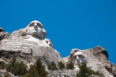 Rushmore Dağı Ulusal Anıtı, Güney Dakota, Keystone yakınlarında, George Washington, Thomas Jefferson, Theodore Roosevelt ve Abraham Lincoln 'ün granit yüzüne oyulmuş bir heykeldir.
