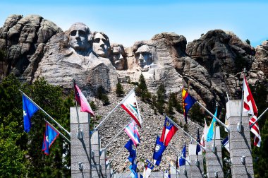 Rushmore Dağı Ulusal Anıtı, Güney Dakota, Keystone yakınlarında, George Washington, Thomas Jefferson, Theodore Roosevelt ve Abraham Lincoln 'ün granit yüzüne oyulmuş bir heykeldir.