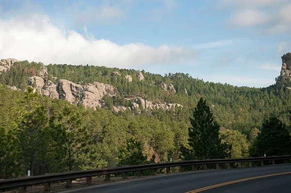 通过美国南达科他州的布莱克山通往拉什莫尔山的高速公路 南达科他州是美国中西部一个幅员辽阔 人口稀少的州 翻滚的草原被引人注目的黑山国家森林所取代 — 图库照片