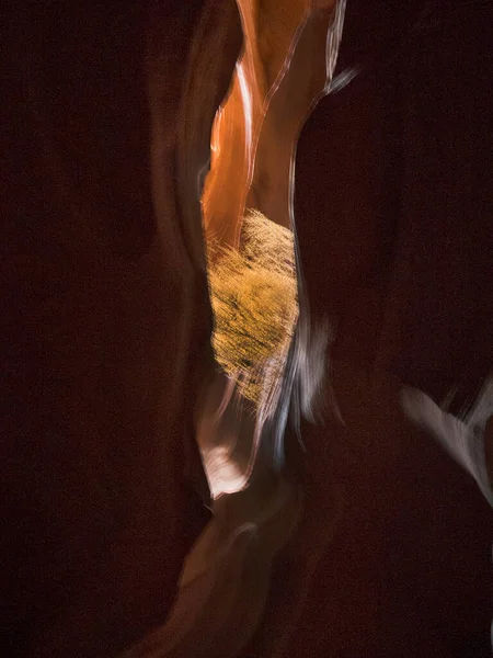 アンテロープ キャニオンは 主に鉄砲水によるナバホ サンドストーンの浸食によって形成され 砂岩のスロット キャニオンは長年にわたって鉄砲水によって彫刻され アメリカ合衆国西部のページ アリゾナおよびパウェル湖の近くに位置していた — ストック写真