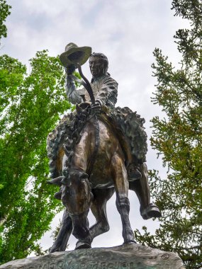 Jackson Hole Wyoming 'deki şehir merkezinde Kovboy Heykeli