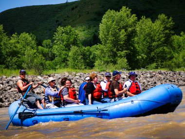 Wyoming 'deki Büyük Tetons Ulusal Parkı boyunca Yılan Nehri' nde rafting yapmak. Grand Tetons bölgesinin insanlık tarihi en az 11.000 yıl öncesine dayanır. Göçebe Paleo-Kızılderililerin daha sıcak yiyecek arayışları sırasında bölgeye göç edecekleri zamana. 