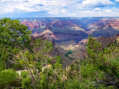 Arizona 'daki Büyük Kanyon, Doğal Dünya' nın 7 harikasından biridir. Büyük Kanyon Ulusal Parkı, ABD 'deki ilk ulusal parklardan biridir. Kanyon, 17 milyon yıl boyunca Colorado Nehri tarafından oluşturuldu. 