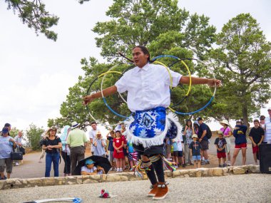 Hopi Kabilesi 'nin Büyük Kanyon' daki dans ve müzik gösterisi. Arizona 'daki Büyük Kanyon Doğal Dünya' nın 7 harikasından biriydi. Büyük Kanyon Ulusal Parkı, ABD 'deki ilk ulusal parklardan biriydi.
