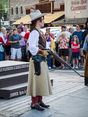 Jackson Hole Wyoming 'deki sokak çatışmasında canlandırma yapan oyuncular. Jackson, yakınlardaki Grand Teton Ulusal Parkı, Yellowstone Ulusal Parkı ve Ulusal Geyik Sığınağı' nı ziyaret eden milyonlarca turist için büyük bir geçit..