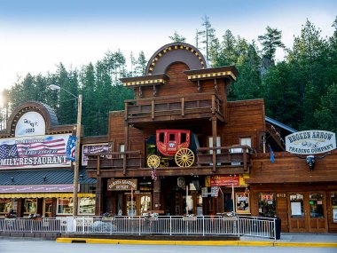 Keystone, Güney Dakota, Kara Tepeler 'de Rushmore Dağı' na en yakın şehir, buradan sadece 5 km uzaklıkta. Altın madenciliği tarihi açısından zengindir. Keystone, şu anki konumunun 2 mil doğusunda bulunan altının bulunmasından sonra bir zamanlar patlama şehriydi..