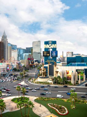 Las Vegas Nevada 'daki ünlü striptiz kulübü oteller, kumarhaneler ve turistik merkezlerle doludur. Her kumarhane ve otelin insanları kumarhaneye çekmek için kendine has bir göz alıcı özelliği vardır.