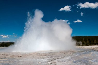 Yellowstone Ulusal Parkı 'nın aktif gayzerleri ve jeotermal havuzları. Yellowstone dünyanın ilk ulusal parkıydı. Kaldera aktif bir volkan olarak kabul edilir. Dünyanın jeotermal özelliklerinin yarısı Yellowstone 'dadır.. 
