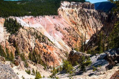 Yellowstone Şelaleleri, Birleşik Devletler 'in Wyoming eyaletindeki Yellowstone Ulusal Parkı' ndaki Yellowstone Nehri üzerinde iki büyük şelaleden oluşur. Yellowstone nehri Yellowstone Gölü 'nden kuzeye doğru akarken önce yukarı sonra aşağı Şelale' ye dökülür.