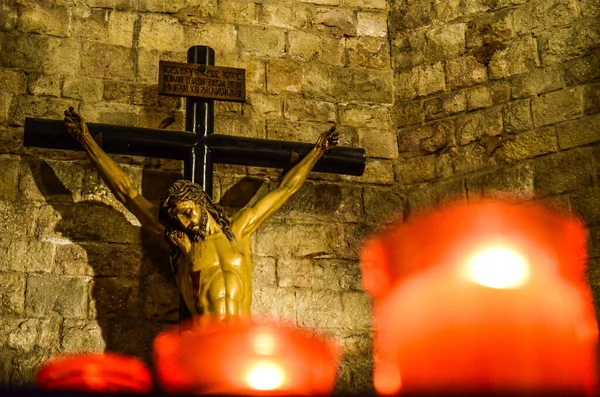 İsa ve mumlar kilisede