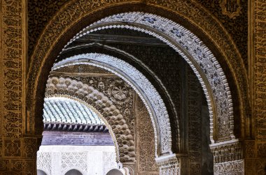 İspanyol Alhambra 'sının duvarlarından sanatsal detaylar.