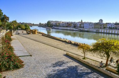 Guadalquivir nehrinde güneşli bir öğleden sonra