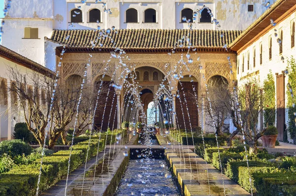 İspanyol Alhambra 'sının bahçesinde dans eden güzel bir su.