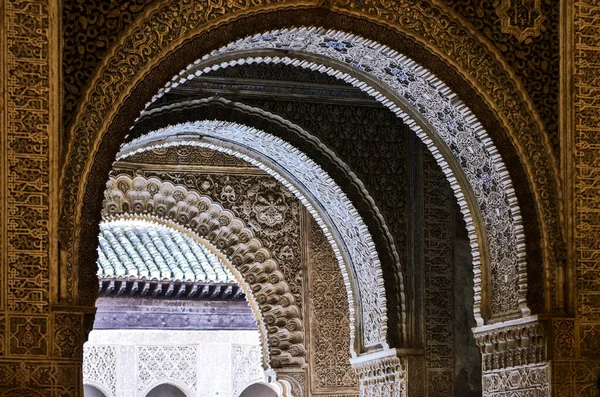 İspanyol Alhambra 'sının duvarlarından sanatsal detaylar.