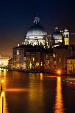 Büyük Kanal 'ın güzel gece çekimleri. Işıkları ve mimarisi var.