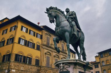 Muhteşem Floransa Medici heykeli arkasında da bir bina var.