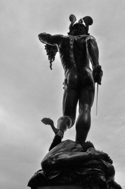 Perseus ünlü Floransa heykeliyle Medusa 'nın kafasını kopardı.
