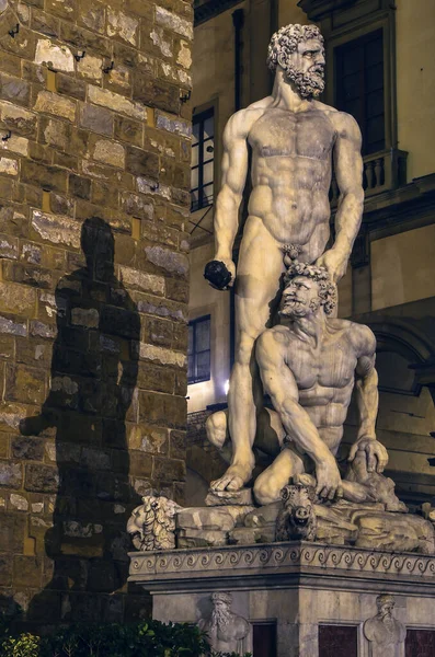 Prachtige Nachtopname Van Hercules Sculptuur Met Schaduwen — Stockfoto