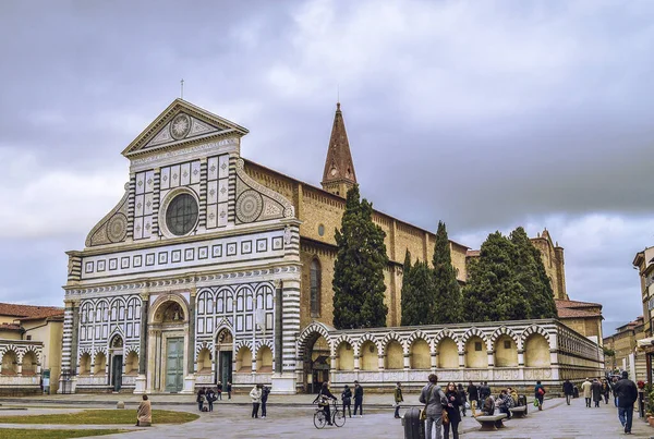 Santa Maria Novella Kilisesi 'nin ziyaretçileri var.