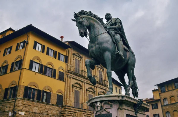 Hermosa Escultura Medici Florencia Con Edificio Detrás — Foto de Stock