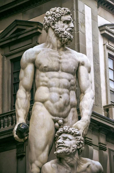 Prachtige Hercules Sculptuur Met Een Gebouw Erachter — Stockfoto