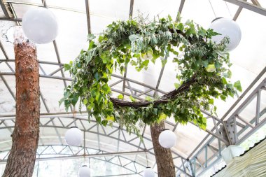 Elinde çilek olan bir tabak..