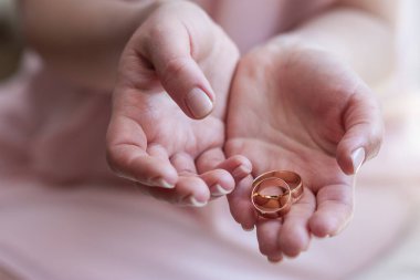 Elinde çilek olan bir tabak..