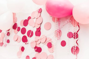 parti balonları pembe arka planda.
