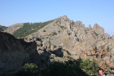 Dağlardaki kayaların tepesinden manzara, Yunanca