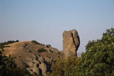 İsrail 'in kuzeyindeki vadinin antik kayaları vadisinin manzarası.