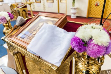 Kutsal İncil ve kutsal haç.