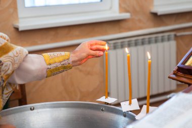 Kilisede dua eden dini rahip