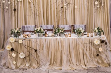 Çiçekli güzel bir düğün masası.