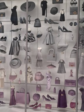 Modern bir alışveriş merkezinin içi.