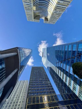 Mavi gökyüzünün arka planındaki modern ofis binası