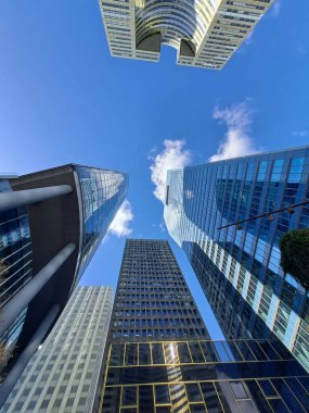 Şehirdeki modern ofis binası