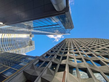 Mavi gökyüzü ve bulutları olan modern ofis binası