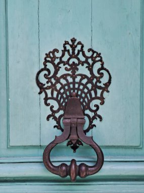 Süslü yeşil kapı.