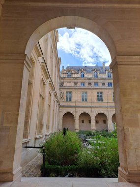 paris - september 1 9, 2 0 1 8 : the museum of the louvre, paris.