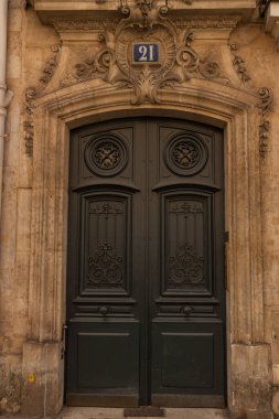 Üzerinde numara olan siyah bir kapı.