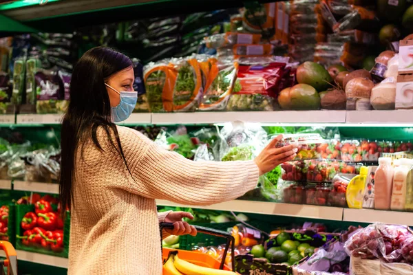 Beautiful Brunette Girl Taking Pack Strawberries Supermarket She Wearing Light — Stock Photo, Image